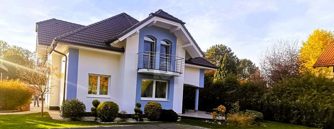 GROSSZÜGIGER FAMILIENHIT MIT GARTEN UND POOL