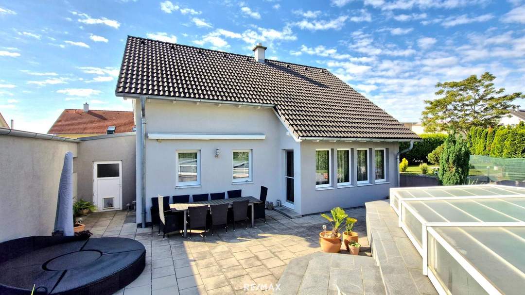 PALMEN, POOL und BARBEQUE