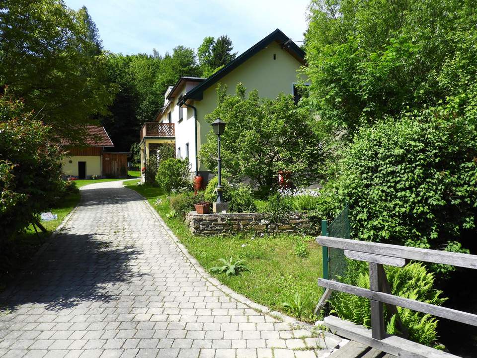Landwirtschaftliches Anwesen mit angeschlossenem Wald und Agrarflächen