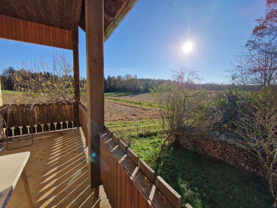 Sonniges Grundstück mit sanierungsbedürftigem Haus voller Charme