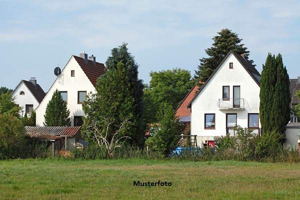 Einfamilienhaus mit Nebengebäude