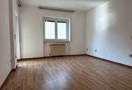Helle und großzügige Mietwohnung mit zusätzlichem, ca. 100 m² großem, ausgebautem Kellerbereich