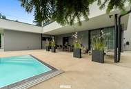 Beeindruckende Designer-Villa mit Pool und Poolhaus zum Soforteinzug!