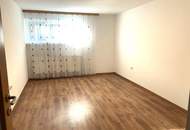 "Ein-/Zweifamilienhaus, neu renoviert, mit 2 Wohnungen (je 120m²) und Pool!"