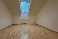 Schöne 2-Zimmer-Dachgeschoss-Wohnung mit Balkon und Parkplatz