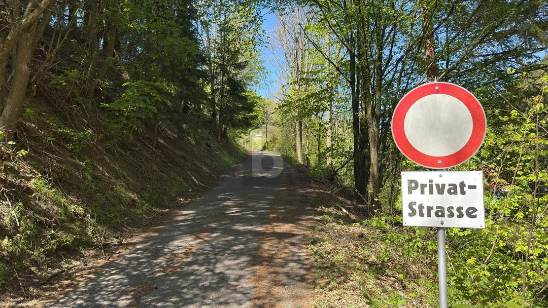 EINZELLAGE IM GRÜNEN MIT HERRLICHEM PANORAMA UND 2 GROSSEN NEBENGEBÄUDEN