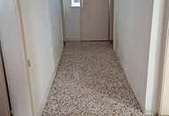 Sanierungsbedürftiges Einfamilienhaus mit diversen Nebenräumen!