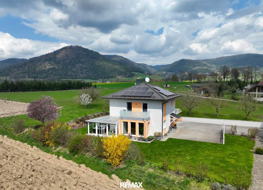 Neuwertiges Haus auf großem Baugrund in Randlage