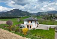 Neuwertiges Haus auf großem Baugrund in Randlage