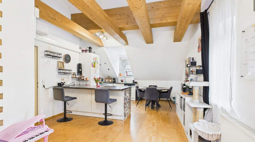 Große Dachgeschoßwohnung mit Wintergarten und Klimaanlage Gebührenbefreiung bis 30.06.!