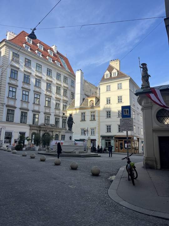 Möblierter Altbaujuwel im Herzen des 1.Bezirkes, charmante 2 Zimmer 51 m² Wohnung, nahe dem idyllischen Franziskaner Platz !