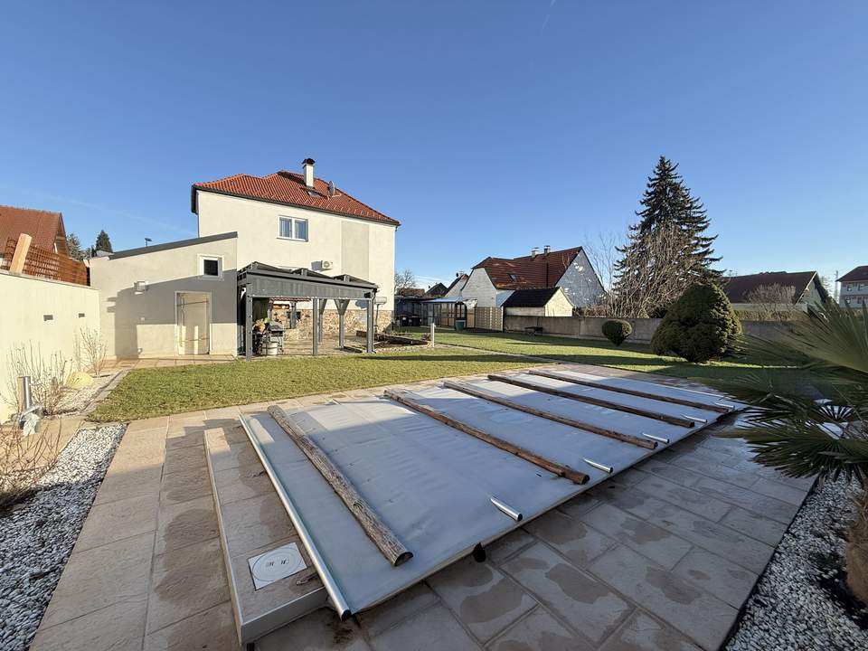 Saniertes Einfamilienhaus mit Solaranlage, Photovoltaik, Pool, Erdwärme, Fußbodenheizung u.v.m.!