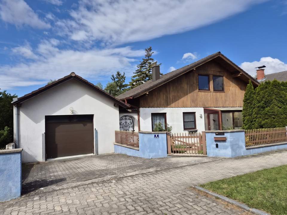 Großzügiges Einfamilienhaus mit Traumgarten und Garage