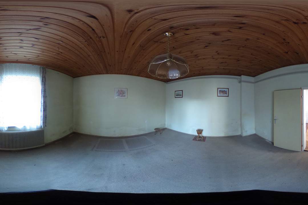 Großes Ein/Zweifamilienhaus mit Sanierungsbedarf in sonniger Lage!