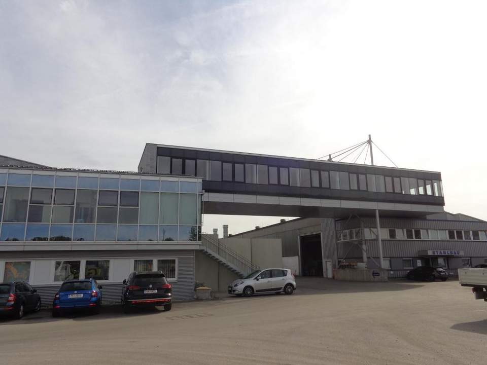 Große Halle mit mit 1272 m² plus 360 m² Büro im Gewerbepark Primetzhofer