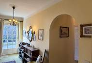 Eine Villa mit Wohnkultur, parkähnlichem Garten und Pool // A Villa of Distinction with Park-Like Garden and Pool //