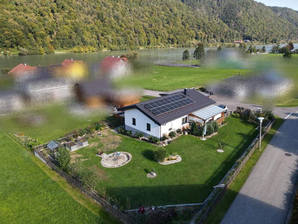 Neuwertiger Bungalow mit Doppelgarage an der Donau