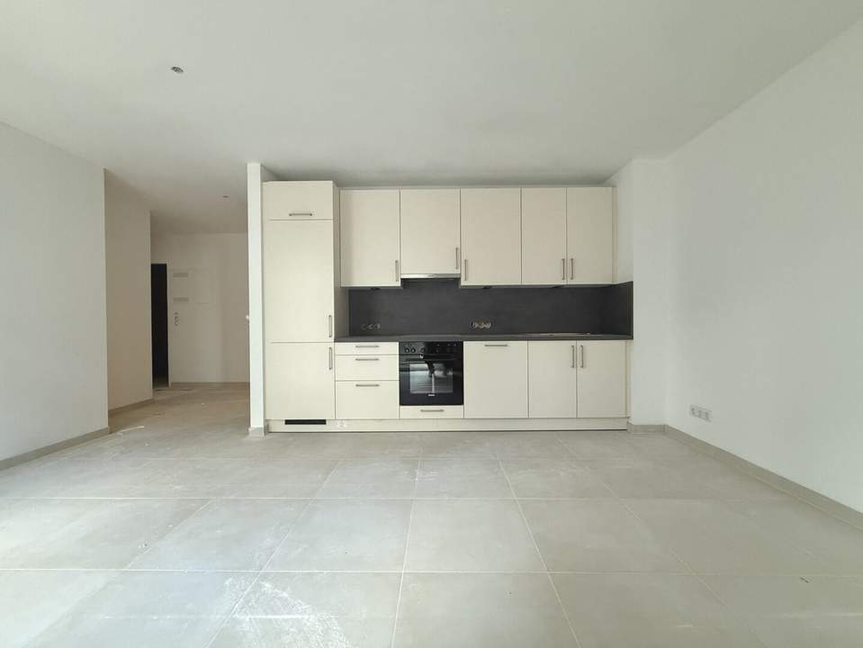 BEZUGSFERTIG: Neubau-Erstbezug mit Freifläche und Küche!
