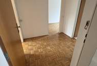 Seltene Gelegenheit in begehrter Lage! Gemütliche 2-Zimmer Wohnung mit bodentiefen Fenstern, praktischem Abstellraum UND kostengünstigem Parkplatz direkt vor der Haustüre!