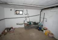 Kleines Haus mit Nebengebäude