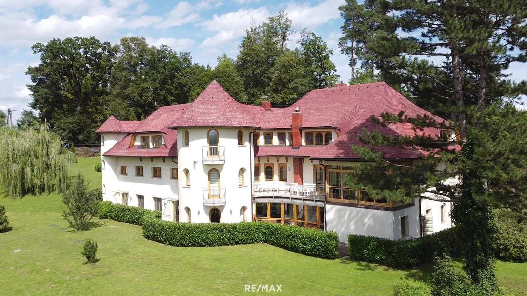 Eindrucksvolles, schlossähnliches Landhaus auf großzügigem Anwesen südlich von Graz