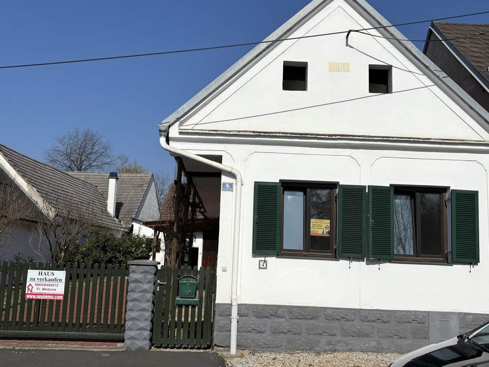 Streckhof mit begrüntem Innenhof mit diversen Lagermöglichkeiten und Garage