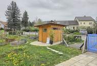 Klein - Fein - Mein - Tolles Klein- Wohnhaus mit angepasstem Grundstück samt Gartenhütte, Parkplatz und Abstellfläche