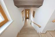 Gediegenes Stockhaus in grüner Umgebung