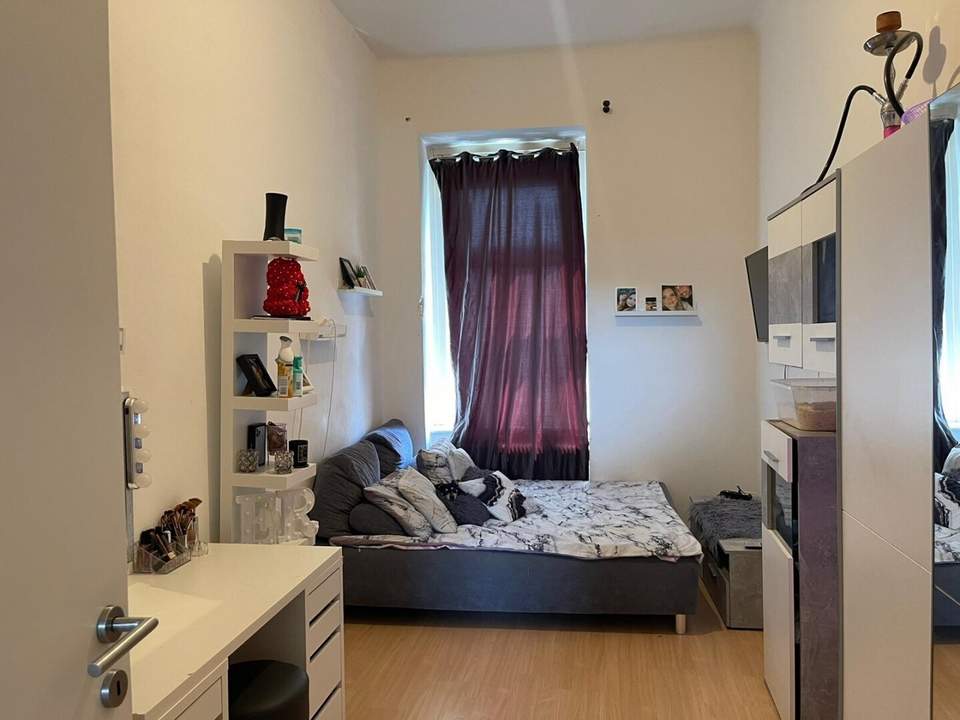 Sanierungsbedürftige 2,5-Zimmer-Wohnung mit Gemeinschaftsbalkon