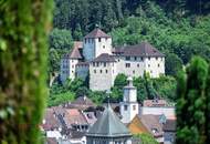 Große Villa thronend über Feldkirch mit Baulandreserve