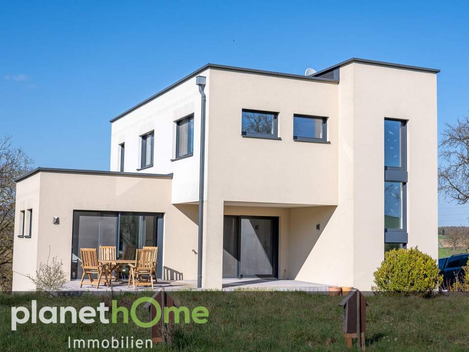 Attraktives Einfamilienhaus im Bauhaus-Stil auf einem großen, naturbelassenen Grundstück