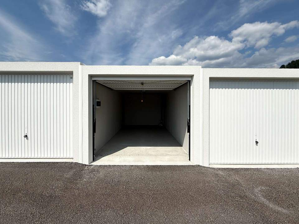 Einzelgarage mit 16,50 m², sicherer Stellplatz mit elektrischem Schwingtor in Liezen zu vermieten !