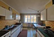 LIEBEVOLLER, KLEINER BUNGALOW IDEAL FÜR 2-3 PERSONEN MIT HERRLICHEM GARTEN SAMT ALTBAUMBESTAND IN BESTER ZENTRUMSNAHER WOHNLAGE