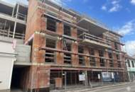 Luxus-Dachgeschosswohnung / Neubau-Erstbezug / Großer Balkon / KFZ-Stellplatz