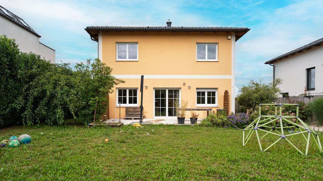 Charmantes Einfamilienhaus mit Nebengebäude und Doppelcarport – Ihr neues Zuhause wartet!