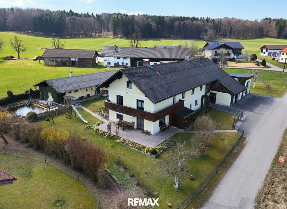 Attraktives Mehrfamilienhaus mit großem Grundstück und Schwimmteich in Feldkirchen bei Mattighofen