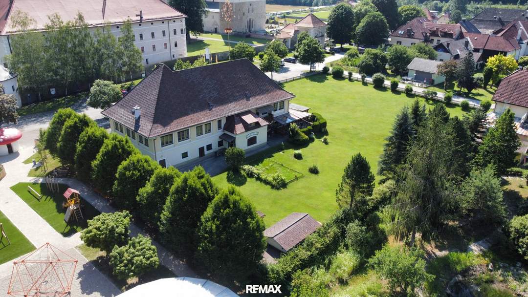 Vielseitige Gewerbeliegenschaft in idyllischer Lage