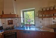 TRAUMHAFTER BUNGALOW FÜR ZWEI PERSONEN SAMT NEBENGEBÄUDE FÜR HOBBYRAUM, PARKÄHNLICHEM GARTEN MIT SCHWIMMTEICH ALS NATURPOOL DIREKT AN FELDER DER REGION ANGRENZEND