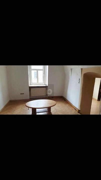 EINZELBETTEN IN MEHRBETTZIMMERN EINER ARBEITERUNTERKUNFT IM HERZEN VON KLOSTERNEUBURG