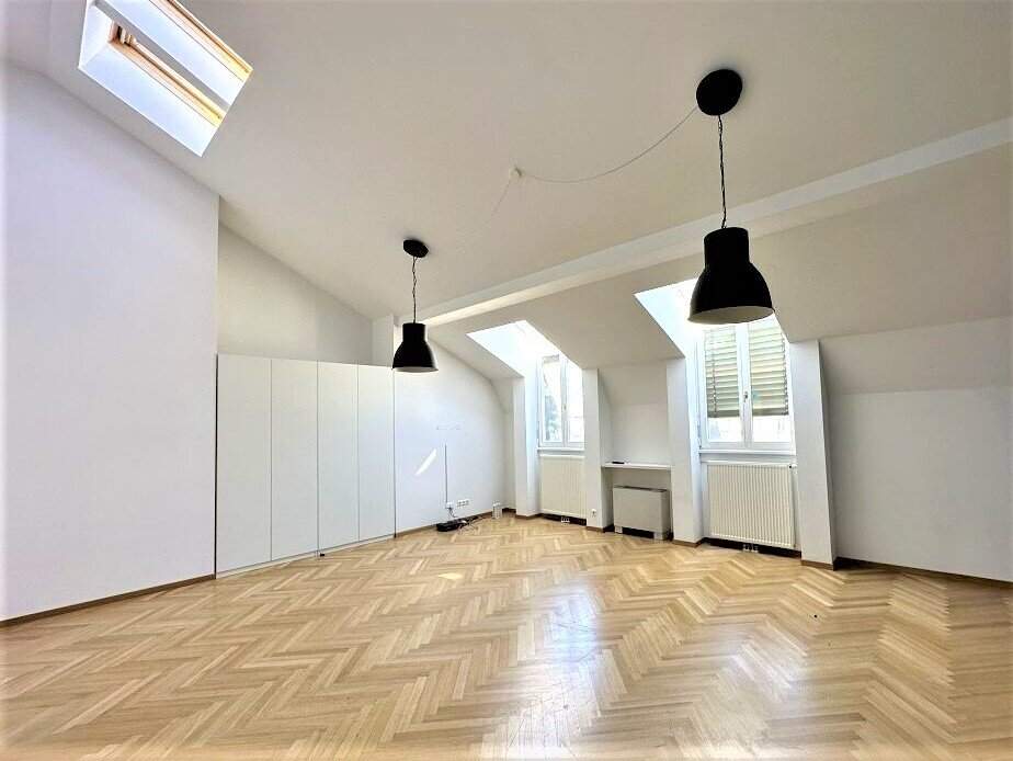 GONZAGAGASSE, BÖRSE-NÄHE, klimatisiertes 122 m2 Dachgeschoss mit 8 m2 Terrasse, 3 Zimmer, Komplettküche, 2 Bäder, Parketten