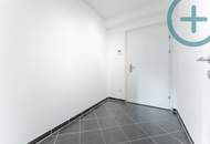 Pool inklusive: Moderne Neubauwohnung mit Loggia