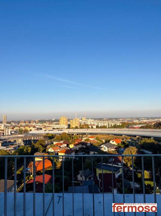 Wohnen, wo Wien durchatmet – außergewöhnliche 3-Zimmer-Terrassenwohnung am Laaerwald mit 52,3 m2 Dachterasse mit Weitblick über Wien