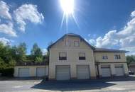 Schöner Wohnen mit vielen Garagen (Oldtimer?)