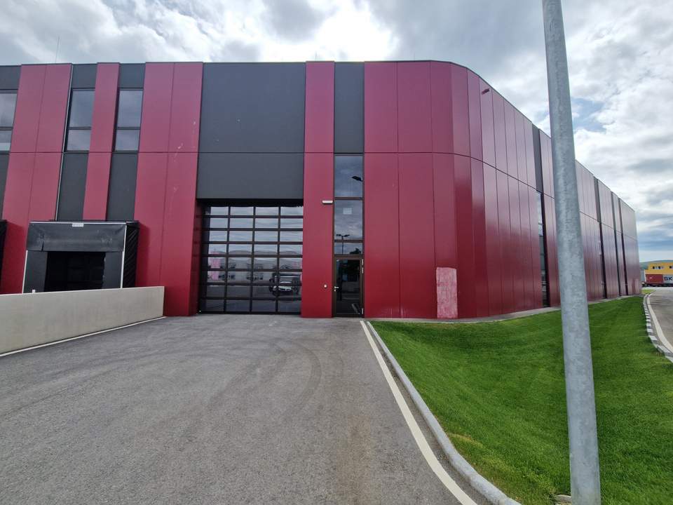 PRODUKTIONS- UND HALLENFLÄCHEN IN HOCHMODERNEM BUSINESSPARK SAMT DIREKTEM BAHNANSCHLUSS MITTEN IN DER STADT