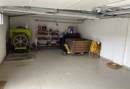 Großzügiger rundum eingezäunter Bungalow in ruhiger und sonniger Ortsrandlage