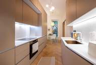 Stilechte, professionell generalsanierte Altbauwohnung mit Balkon