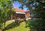 LIEBEVOLLES LANDHAUS FÜR ZWEI PERSONEN IN GRÜNLAGE MIT GESCHLOSSENEM, ABSOLUT UNEINSEHBAREM INNENHOF UND HERRLICHEM GARTEN SAMT GRILLPLATZ UND NEBENGEBÄUDEN
