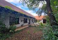 LIEBEVOLLES, SANIERUNGSBEDÜRFTIGES LANDHAUS IN GRÜNRUHELAGE MIT GESCHLOSSENEM INNENHOF UND HERRLICHEM GARTEN MIT ALTBAUMBESTAND