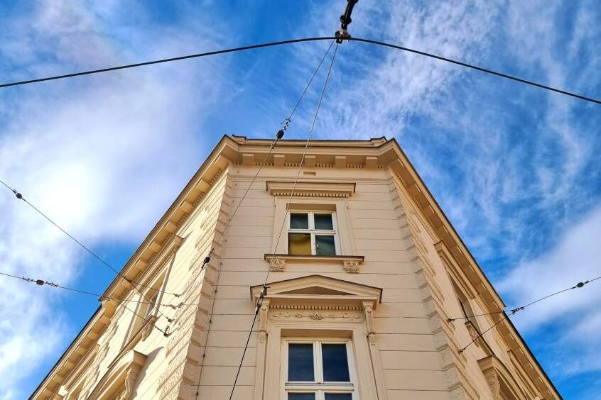 Stabiles Investment mit ca. 5,05% Rendite! Sehr bonitätsstarker Mieter + Traumhaftes Eck-Altbauhaus + Perfekte Infrastruktur und Anbindung mit Straßenbahn vor der Türe! Nutzen Sie diese Gelegenheit!, Gewerbeobjekt-kauf, 1.190.000,€, 1160 Wien 16., Ottakring