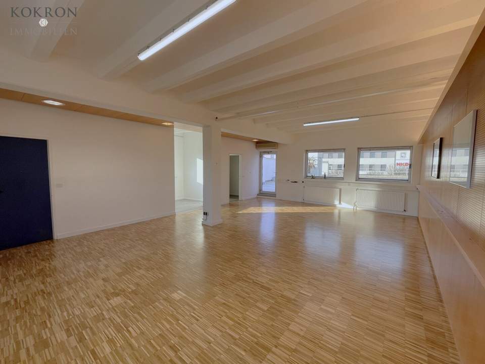 Helles Büro im Dachgeschoß mit eigener Terrasse - all-inclusive Miete